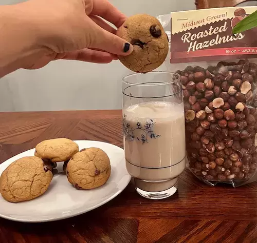 Hazelnut milk and cookies